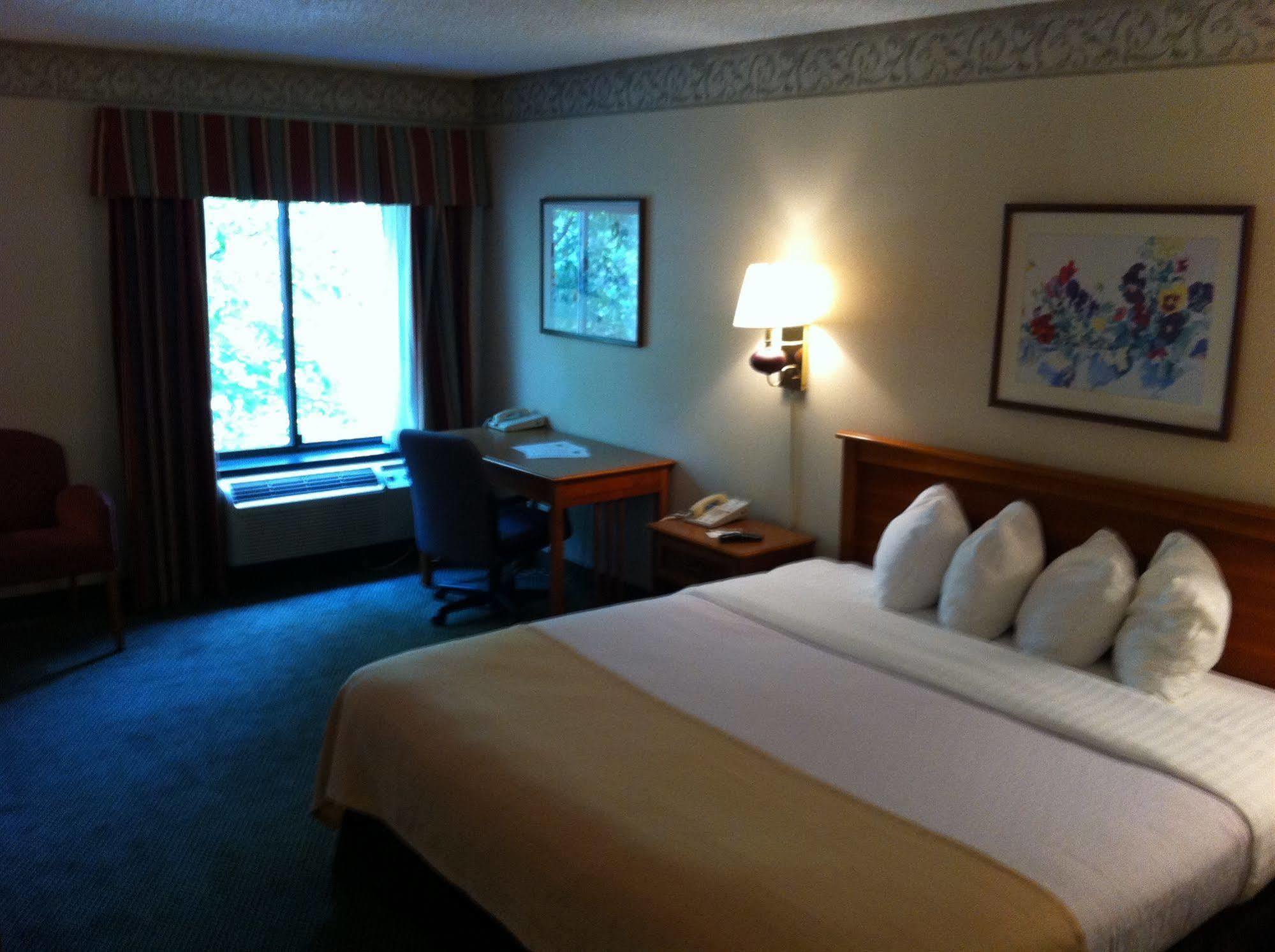 Holiday Lodge Hotel And Conference Center 페이엣빌 외부 사진