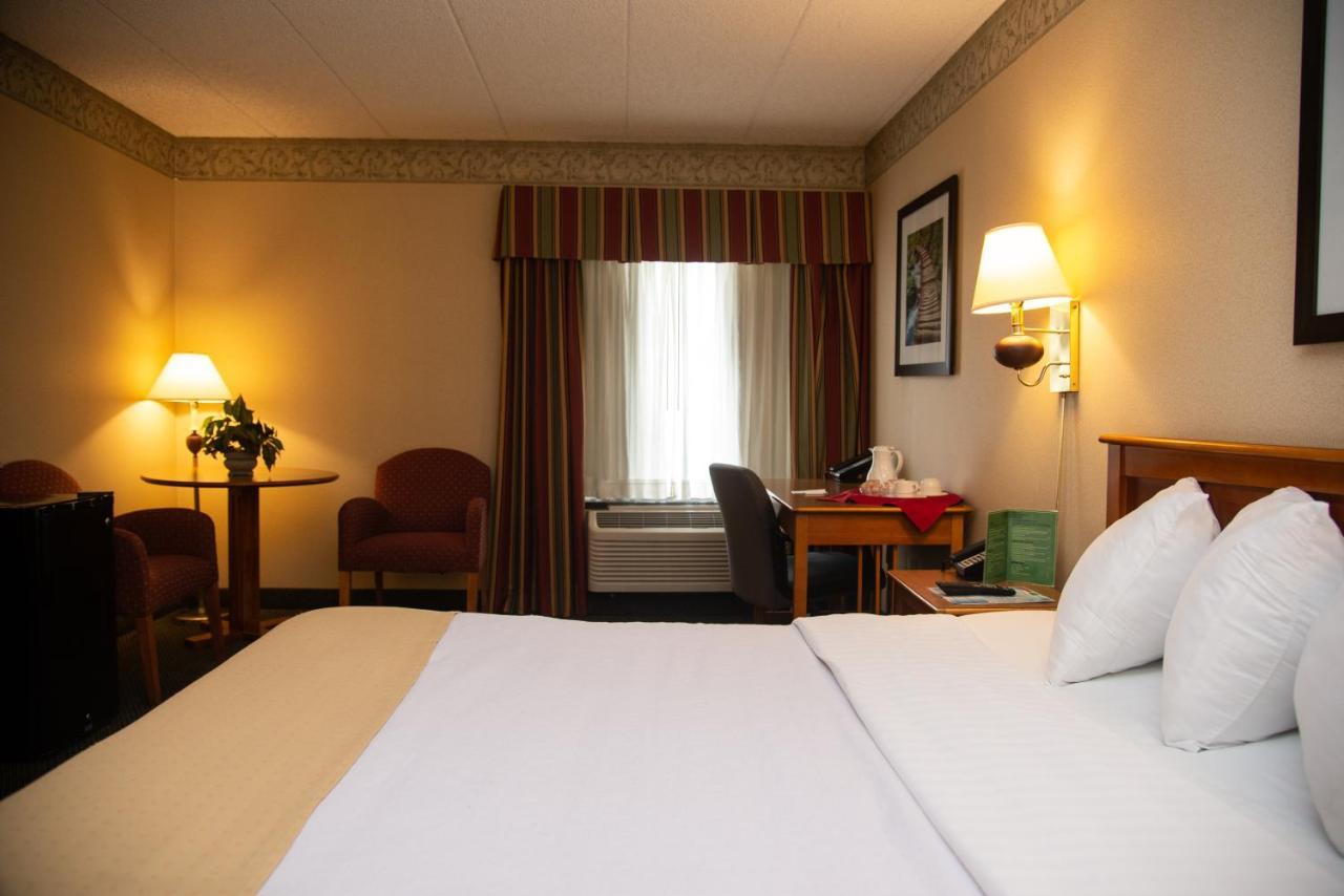 Holiday Lodge Hotel And Conference Center Oak Hill 외부 사진